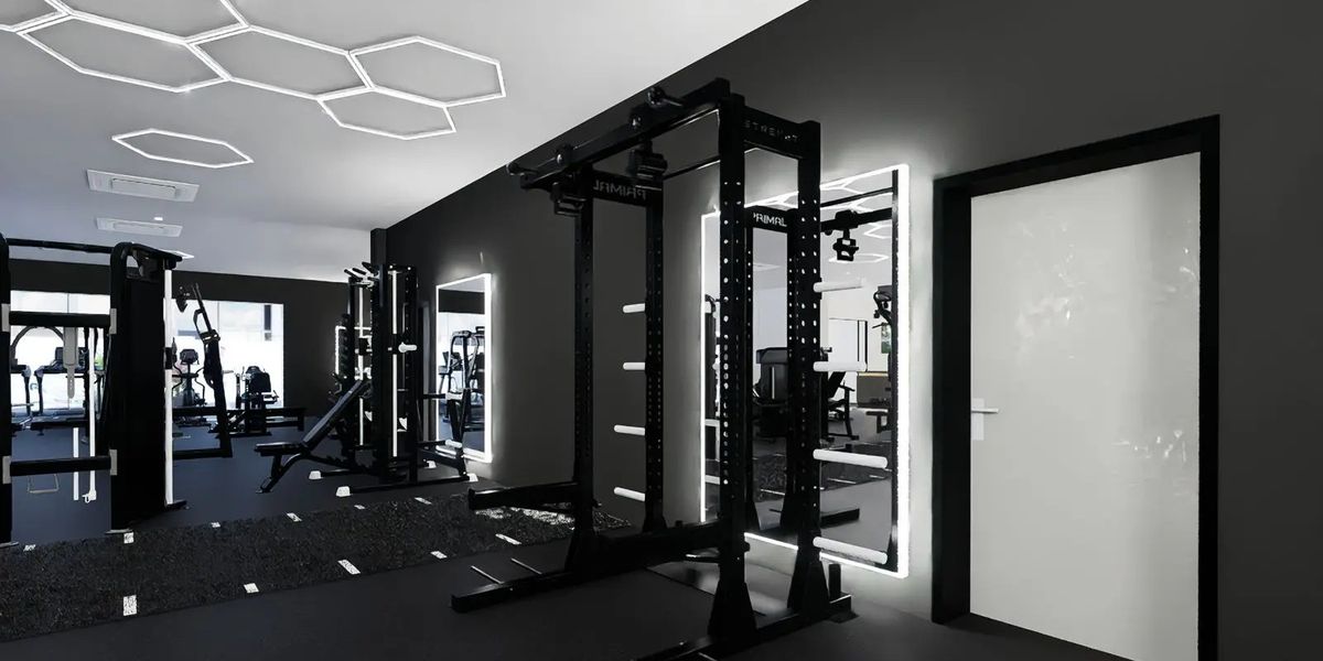 Rack Primal y espejos iluminados bajo las luces hexagonales de Solis Body Club
